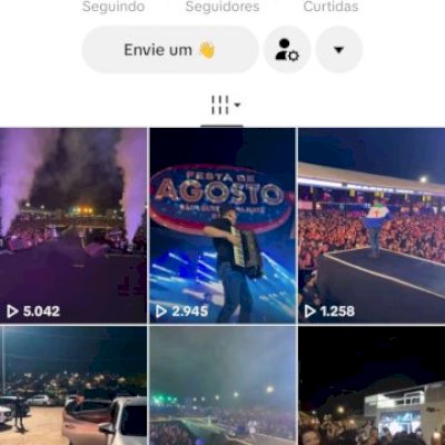Vendo conta do tik Tok bem engajada 